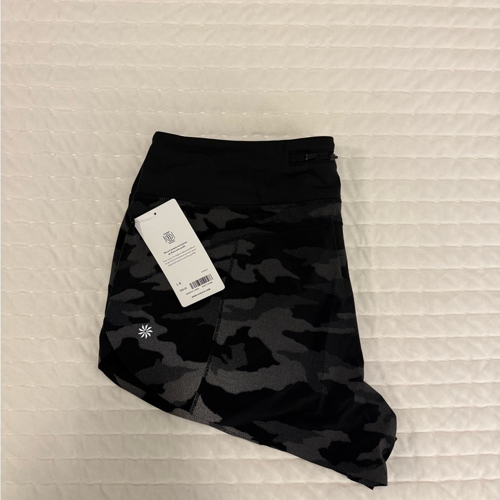 NWT Athleta Run With It Reflective 3.5 “ Shorts - Size L - Picture 3 of 3